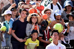 法网现场万人合唱《日不落》，郑钦文巴黎街头感动献唱背后的故事