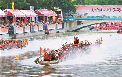 广州龙舟竞渡现场热闹非凡
