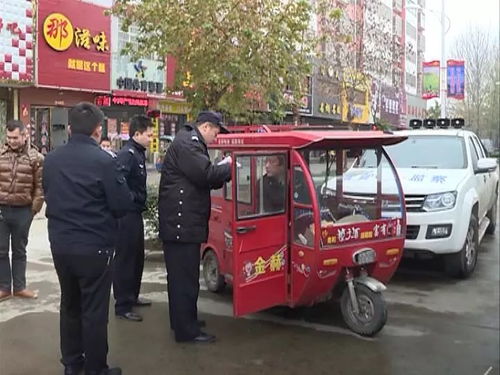 女子骑电动三轮闯卡上高速，交警紧急拦截全过程曝光！