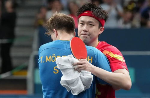 王楚钦与小朋友互动合影