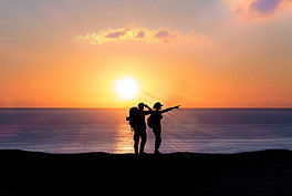 夕阳下的人物剪影