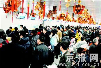 人们在机场排队准备旅行