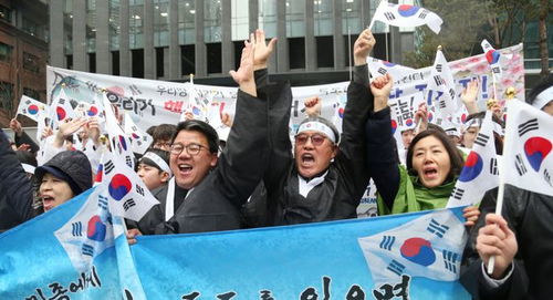 韩国街头民众聚集抗议场景