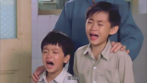 悲痛欲绝的妻子抱着孩子