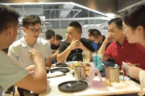 两个人在咖啡馆里激烈讨论的场景