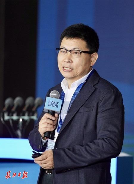 余承东“炮轰”友商，抖音热搜背后的真实情绪与行业火药味