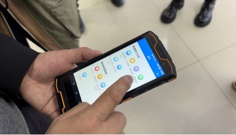 社区工作人员通过手机APP进行远程办公