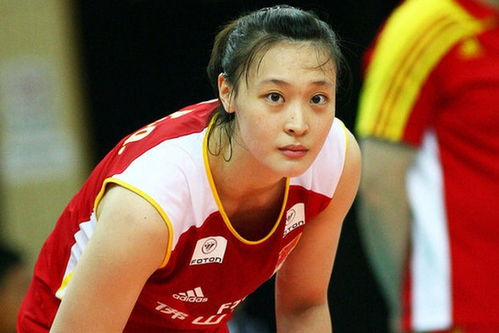 中国女排在场上奋力拼搏