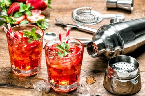 餐桌上摆放着冰镇饮料和多种新鲜水果拼盘