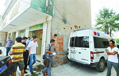 震惊！香港恒生银行遭持刀抢劫，三十余万港币被抢走，女职员受伤引热议