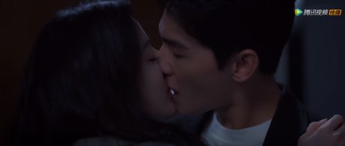 情侣在摄影棚内拍摄吻戏场景