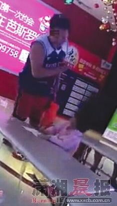 小女孩被父亲殴打视频截图