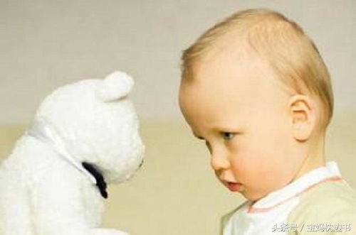 小女孩拉住另一个小孩的手