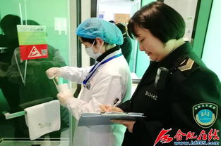 酒店工作人员检查客房是否有蛇类出没迹象