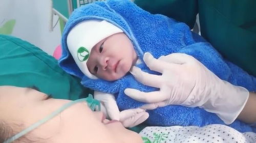 中年母亲温柔地看着婴儿