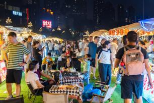 苏超主题夜市热闹非凡