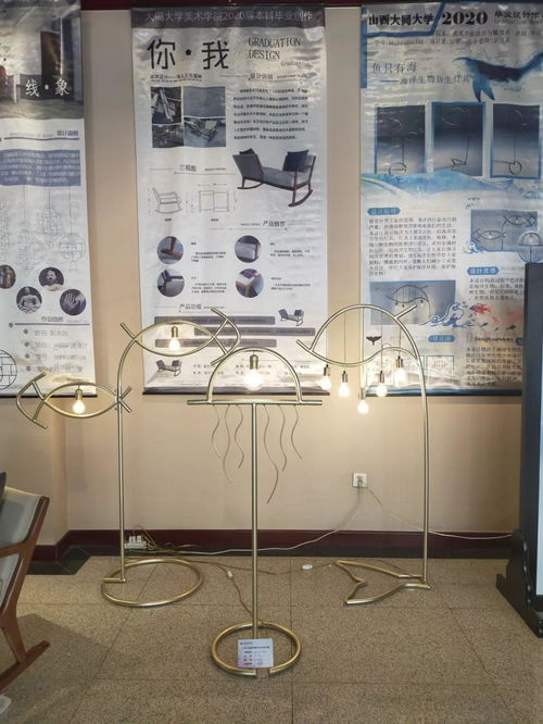 学生展示设计作品并与设计师互动