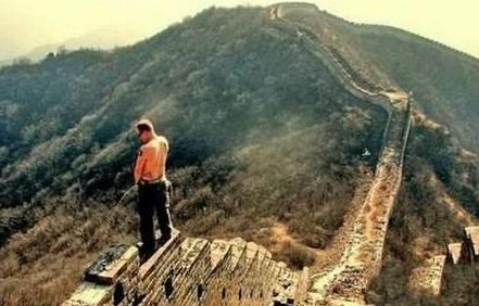 外国游客在中国街头拍照