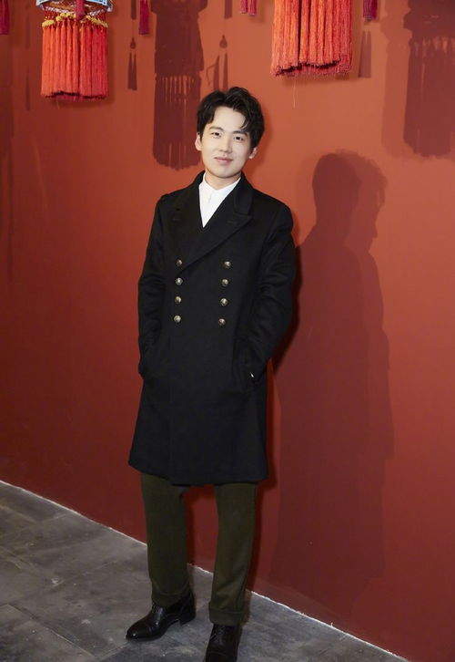 吴京身穿赛车服在沙漠中微笑