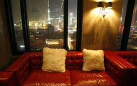 某地官员在私人会所聚餐现场