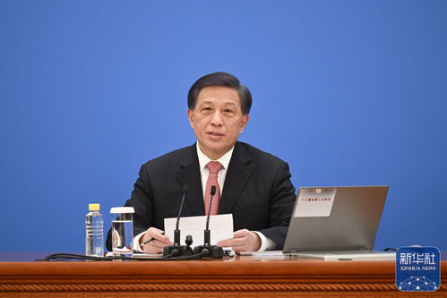 卢东亮在新闻发布会上讲话