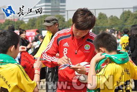 国足训练场上球员合影