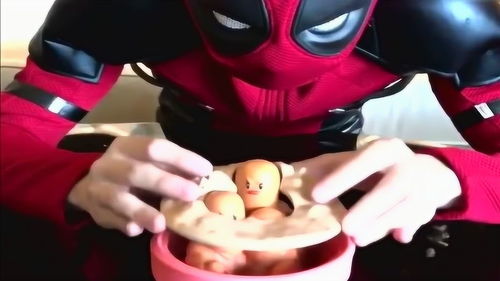 限量版手办展示桌面摆拍