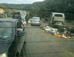 家属在事故发生地附近表达哀思图片