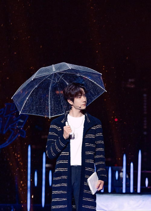 王一博身穿黑色皮衣骑台铃电车