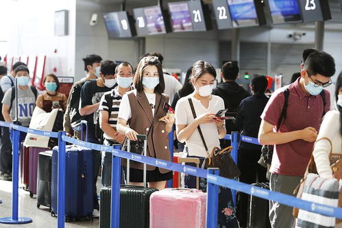 机场内人群排队办理登机手续