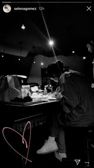 女歌手录音室工作照