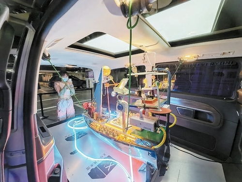 列车上的移动美术馆展示画面