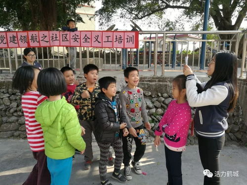 社区志愿者宣传儿童安全知识