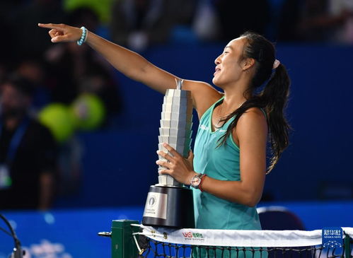 郑钦文手捧奖杯