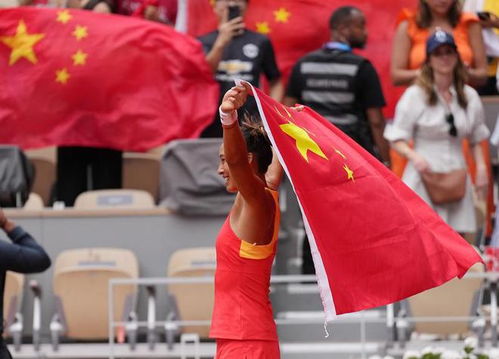 郑钦文在巴黎奥运会上庆祝胜利