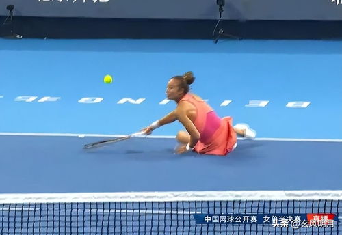 郑钦文在中网比赛中因救球摔倒