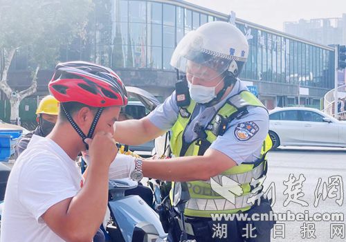 居民戴头盔出门场景