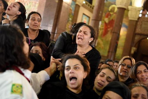 家属在葬礼上哭泣