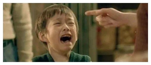 父亲看着儿子眼中含泪