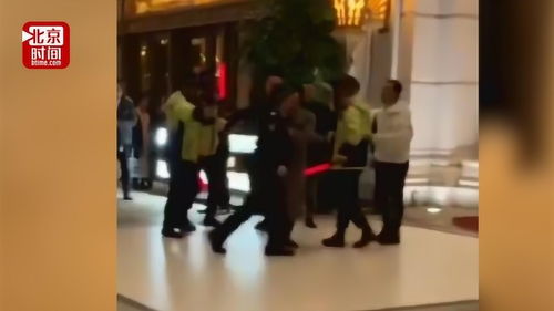 警察将男子带走调查