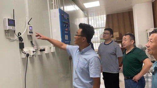 工作人员使用移动设备查看物证柜信息