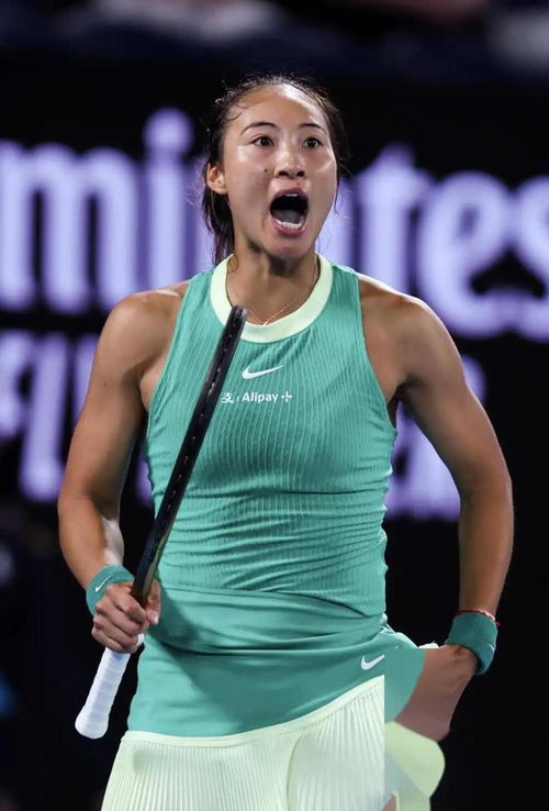 郑钦文在训练场上专注练习