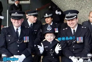 韩国警察调查前官员新闻画面