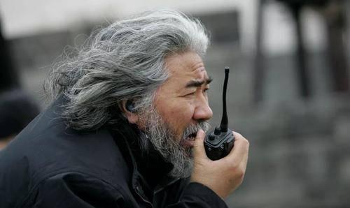 张纪中在片场指导演员