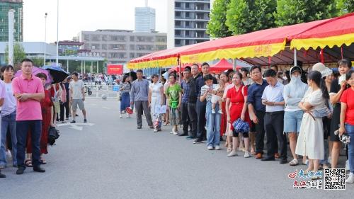 高考考场外家长等候