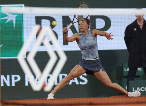 郑钦文不敌萨巴伦卡 止步八强！虽败犹荣，未来可期