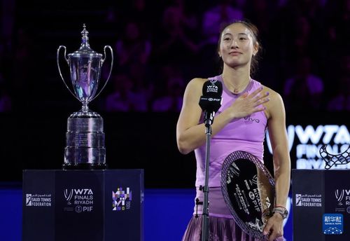 郑钦文在WTA年终总决赛中落败后含泪接受采访