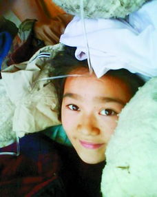 一个孩子在废墟前微笑的照片