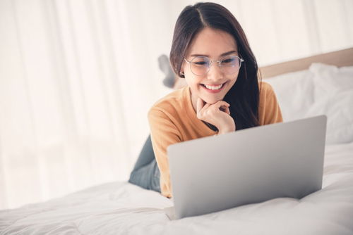 一个人躺在床上闭眼微笑放松心情