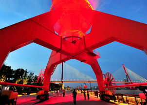 上海滨江夜景灯光璀璨人流如织